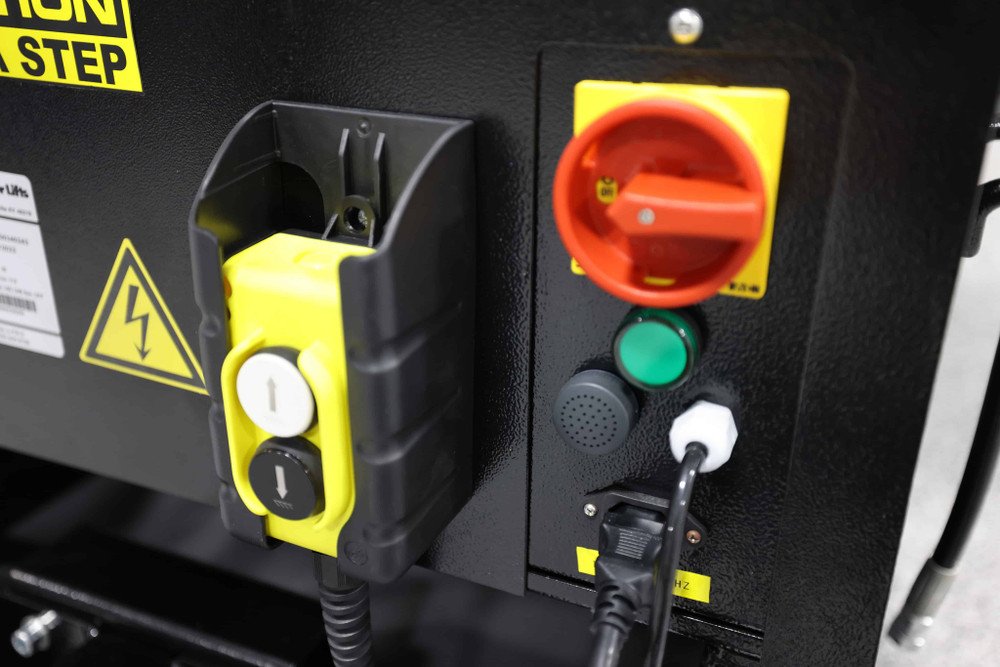 Challenger BT3300 3,300 lb. Battery Lift Table - Image 2