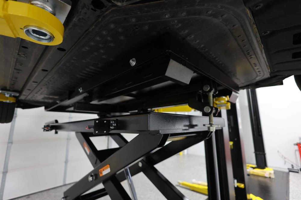 Challenger BT3300 3,300 lb. Battery Lift Table - Image 4