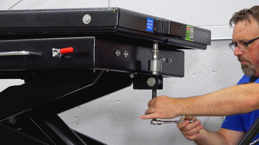 Rotary LT35A 3,500 lb capacity Air-Hydraulic Lifting Table - Image 2