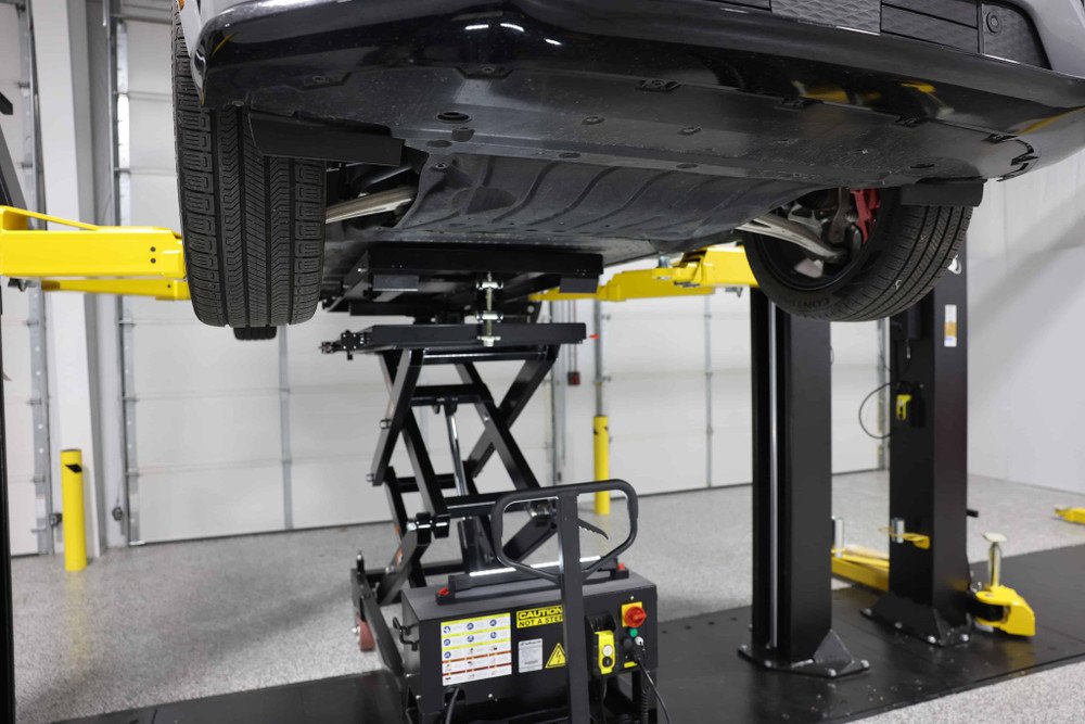 Challenger BT3300 3,300 lb. Battery Lift Table - Image 6