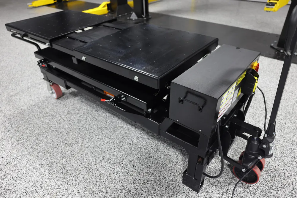Challenger BT3300 3,300 lb. Battery Lift Table 10 Challenger BT3300 3,300 lb. Battery Lift Table