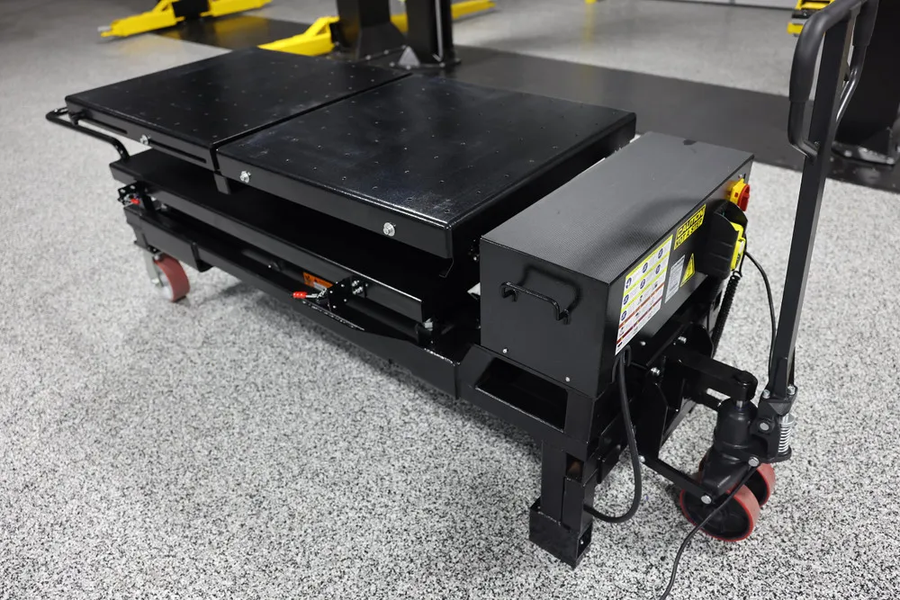 Challenger BT3300 3,300 lb. Battery Lift Table 11 Challenger BT3300 3,300 lb. Battery Lift Table