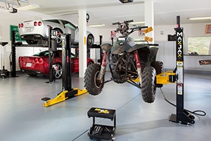 MaxJax® M7K 33 MaxJax portable car lift under car access