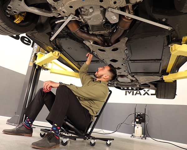 MaxJax® M7K 21 MaxJax portable car lift under car access